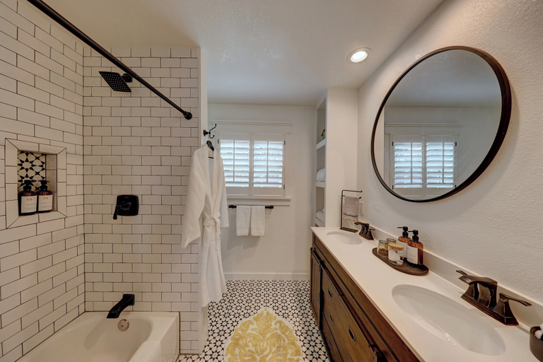 Bathroom 3, Wanderers Retreat House, Kendall