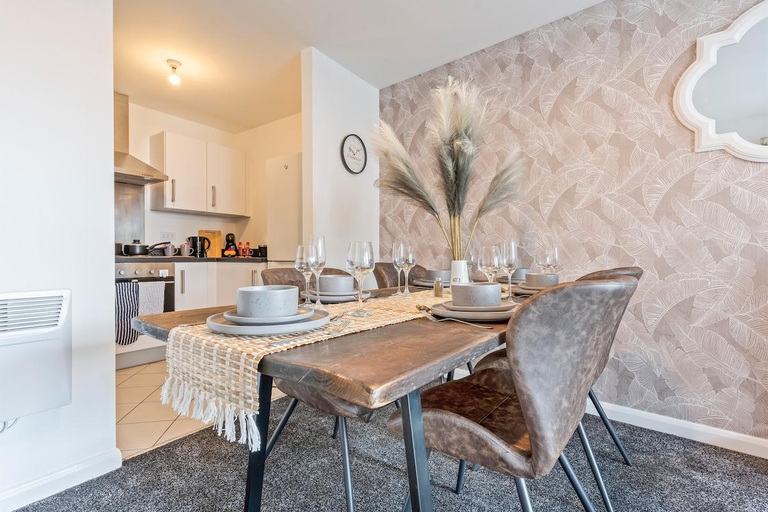 Others 5, Desert Oasis 2Bed 2Bath | Free Parking & Netflix, Birmingham
