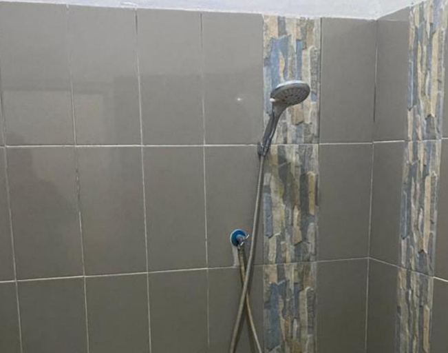 Bathroom 1, KoolKost @ Tarahan Lampung (Minimum Stay 30 Nights), Malang