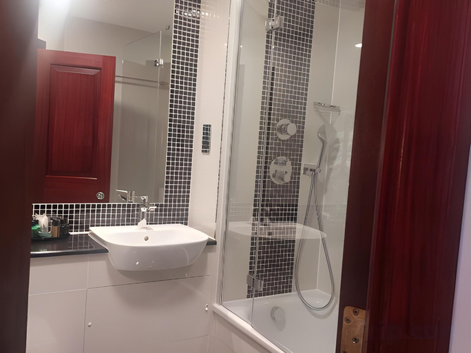 Bathroom 3, Gem Fitzrovia Hotel, London