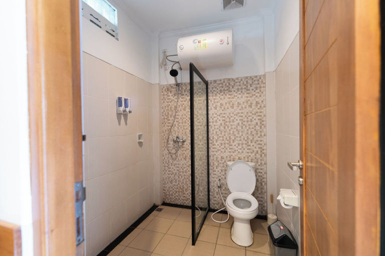 Bathroom 4, Mad Monkey Uluwatu, Badung