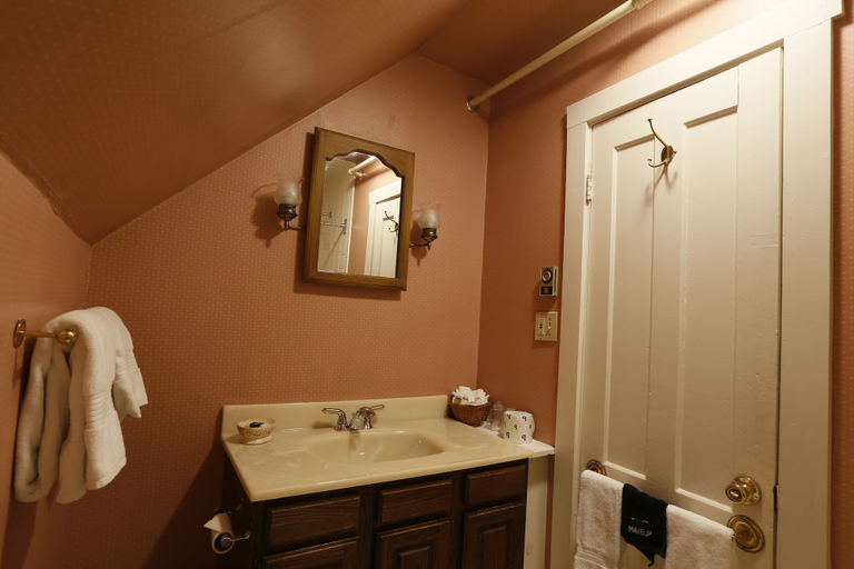 Bathroom 5, Deerfield Valley Inn, Windham