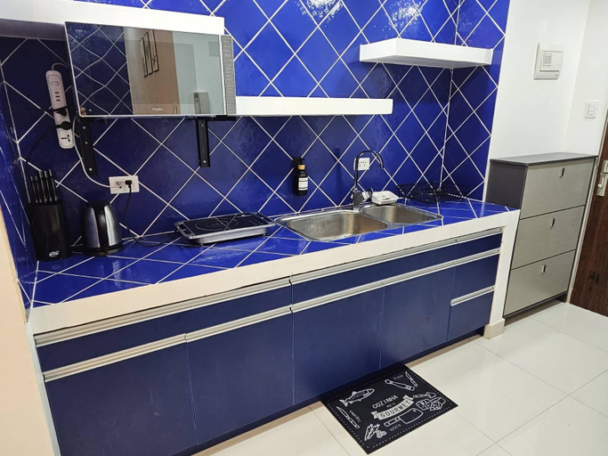Others 4, BGC Beautiful Large 1 Bedroom Condo (Sleeps 3), Taguig