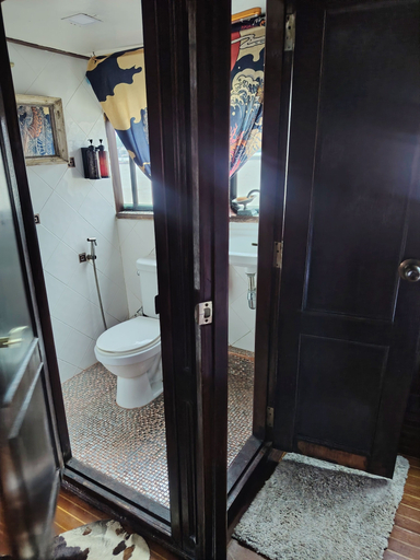 Bathroom 3, Sabai Sabai Liveaboard Bangkok, Dusit