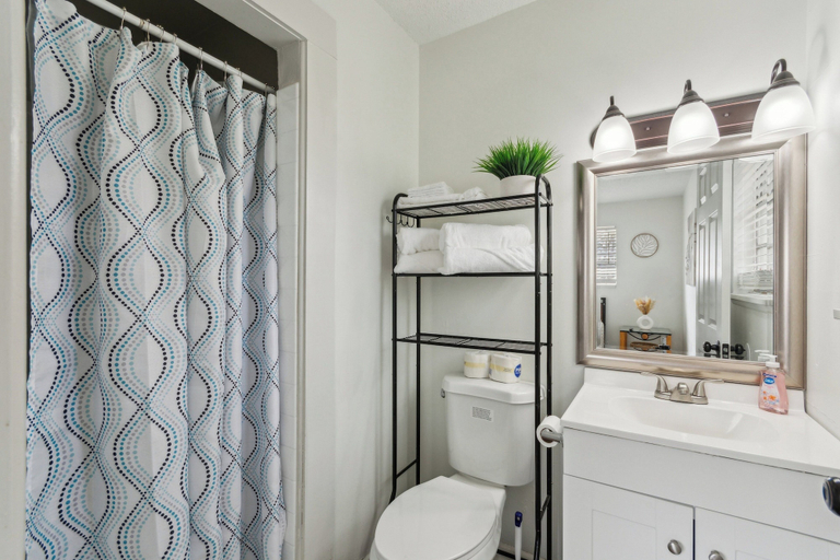 Bathroom 5, Four Seasons Retreat, Pulaski