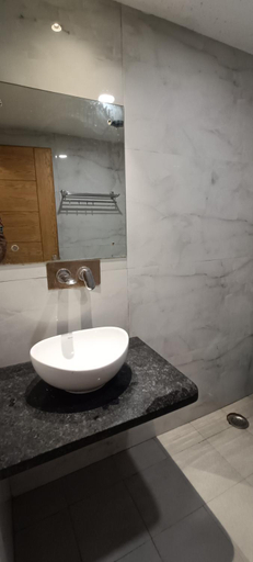 Bathroom, Hotel Leo, Delhi