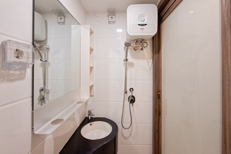Bathroom 5, Modern Style Studio at Apartment Sky House BSD By Travelio, Tangerang Selatan
