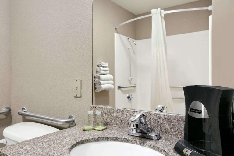 Bathroom 4, Super 8 by Wyndham Strafford/Springfield Area, Greene