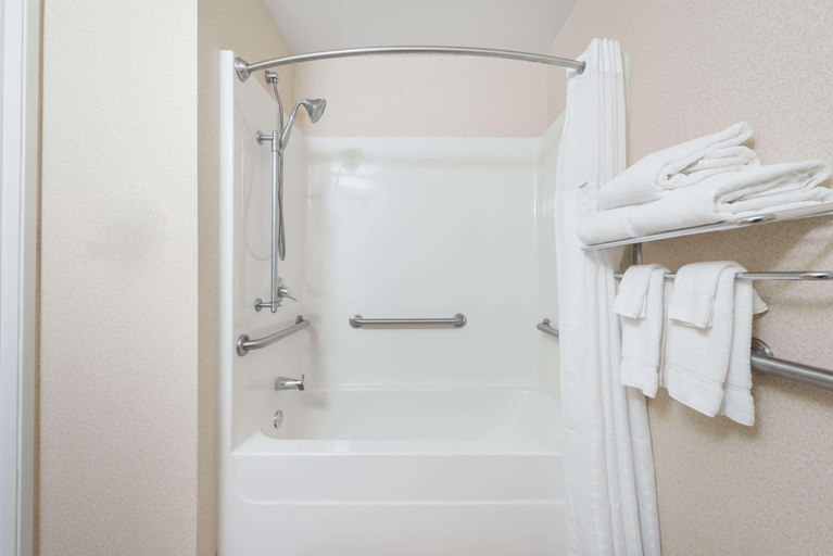 Bathroom 4, Baymont by Wyndham Fulton, Callaway