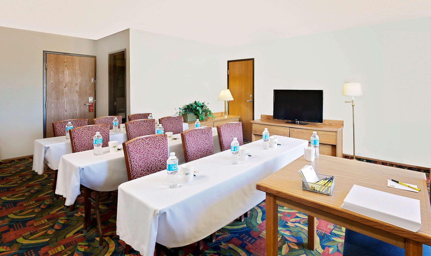 Others 5, Super 8 by Wyndham Marshall, Saline