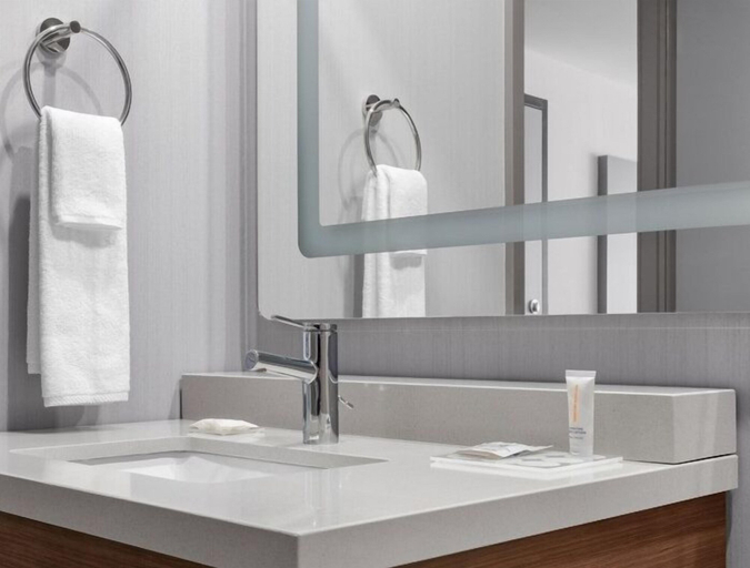 Bathroom 4, Hyatt Place Mississauga / Airport Corporate Centre, Peel
