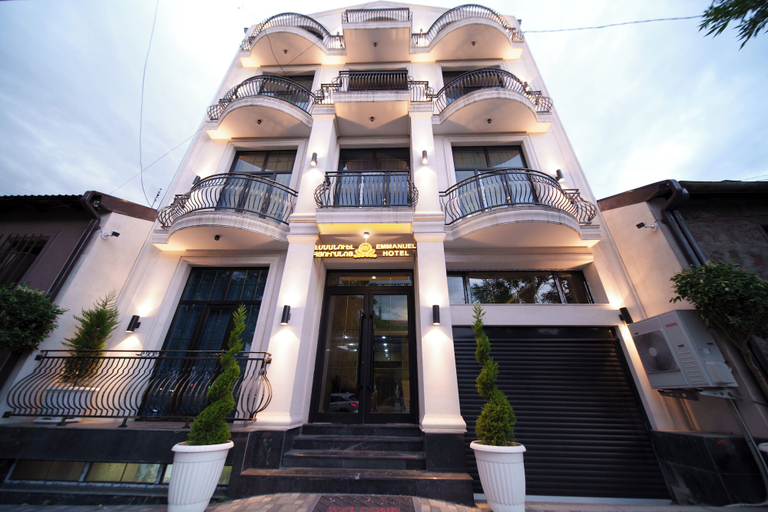 Exterior & Views