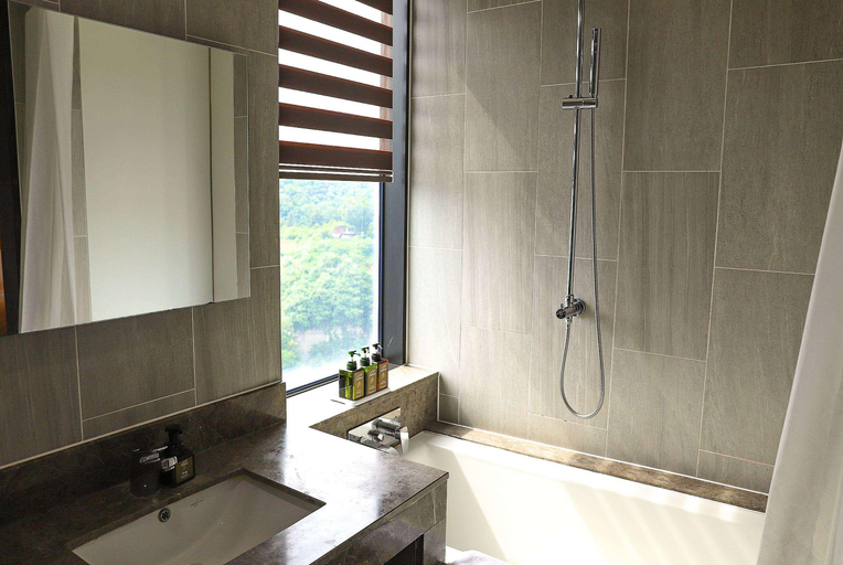 Bathroom 5, Ramada Gangwon Sokcho Hotel, Sokcho