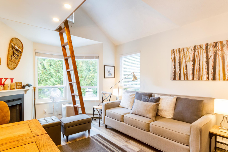 Others 3, Cute and Cozy, Walk to Gondola Ski in Out, Squamish-Lillooet