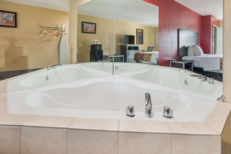 Bathroom 4, Econo Lodge Lake Charles, Calcasieu