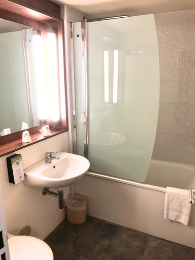 Bathroom 5, Hotel Campanile Montélimar Nord, Drôme