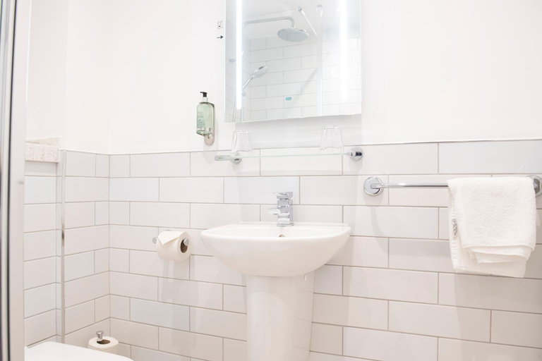 Bathroom 4, The White Hart by Innkeeper's Collection, Hampshire