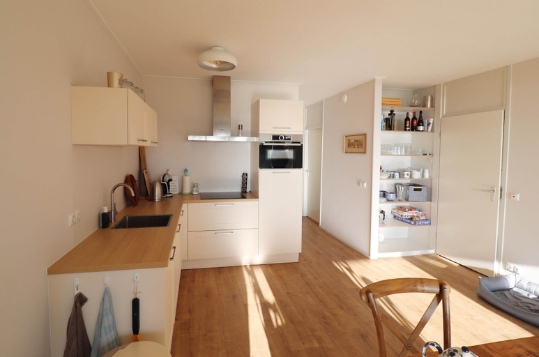 Private kitchen 5, Sunny Apartment Directly on the Heegermeer, Wymbritseradiel