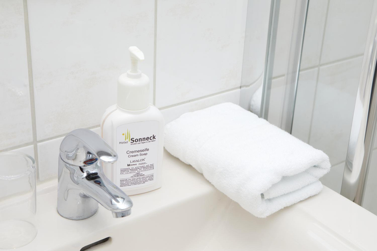 Bathroom 2, Hotel Sonneck, Schwalm-Eder-Kreis