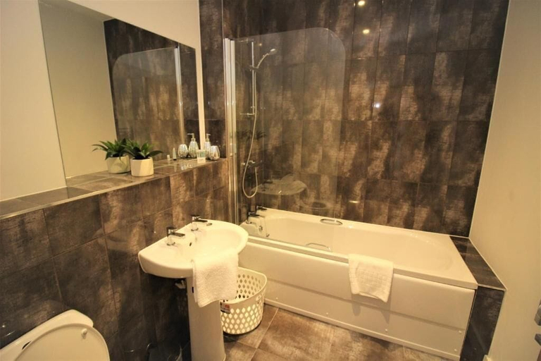 Bathroom 3, City Suites by Guestz, Cheshire West and Chester