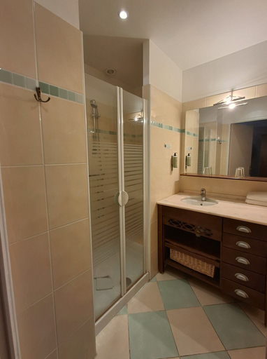 Bathroom 4, Hostellerie Du Lys - Hôtel & Restaurant, Oise