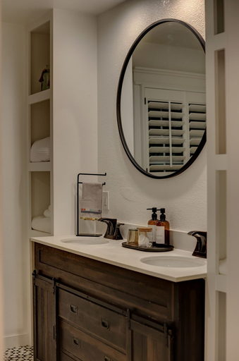 Bathroom 4, Wanderers Retreat House, Kendall