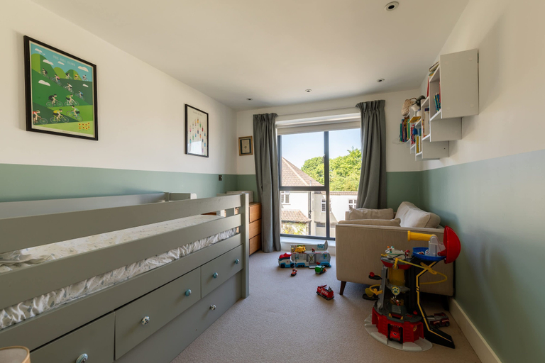Room 4, Stylish Family Home With Garden, Bristol