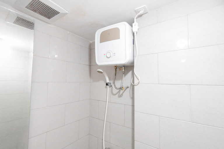 Bathroom 5, Modern Style Studio at Benson Supermall Mansion Apartment By Travelio, Surabaya