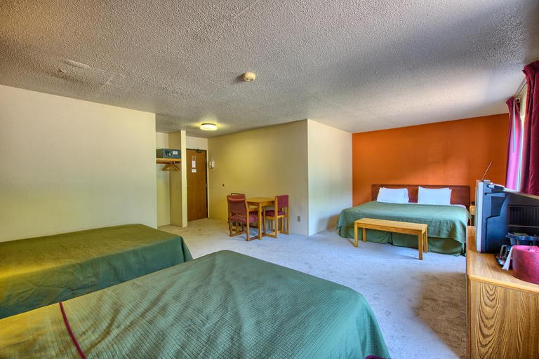 Bedroom 4, Rodeway Inn Whitehall, Muskegon