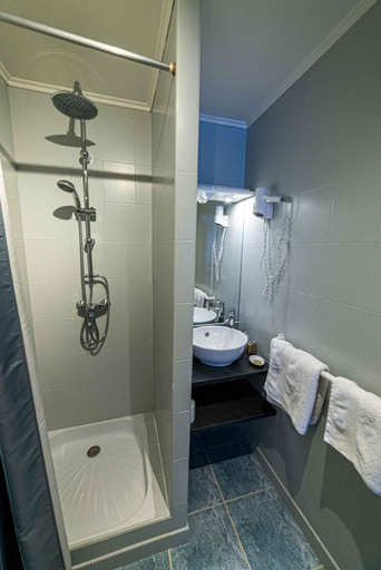 Bathroom 4, Hotel Restaurant La Source, Alpes-de-Haute-Provence