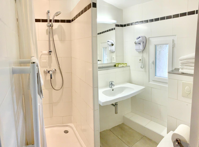 Bathroom 3, Logis Hotel Restaurant L' Auberge Cigaloise, Gard