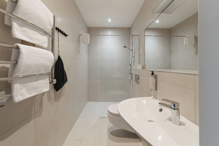 Bathroom 5, Corner Hotel, Vilniaus