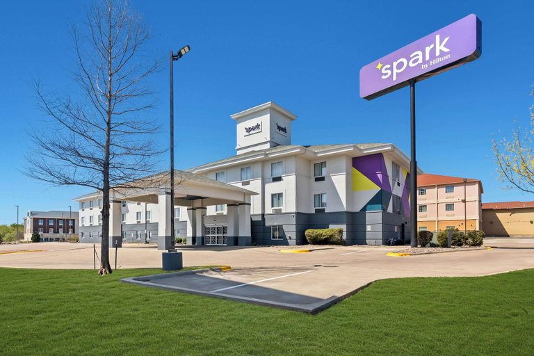 Exterior & Views 2, Spark by Hilton Killeen, Bell