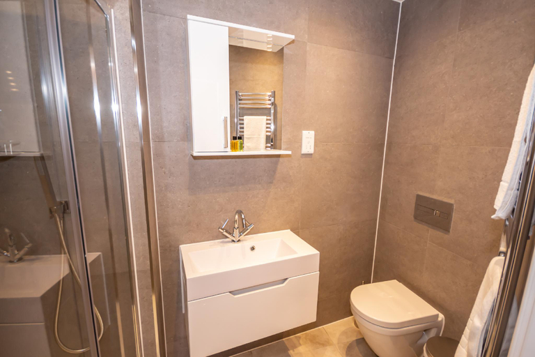 Bathroom 4, 4 Bed- The Westminster Suite, Plymouth