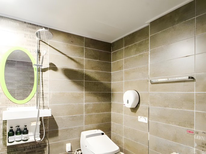 Bathroom 4, Gamdong Hotel, Haeundae