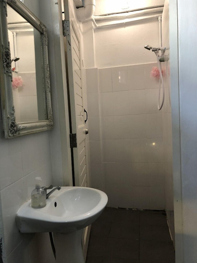 Bathroom 5, Ploy Hostel, Phra Nakhon
