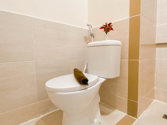 Bathroom 5, Earthtone 2BR at Meikarta Apartment By Travelio, Cikarang