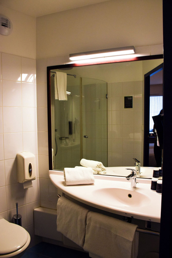 Bathroom 4, B&B HOTEL Rodez Bourran, Aveyron