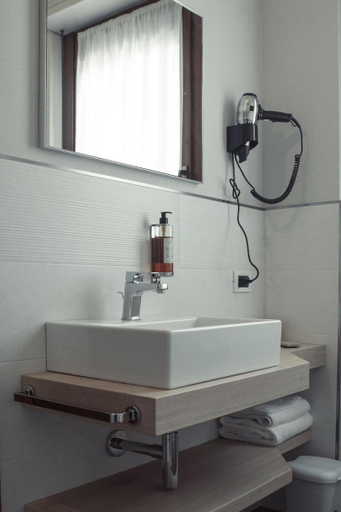 Bathroom 3, Hotel La Pina, Brescia