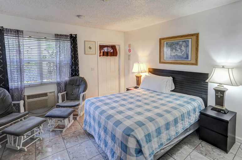 Bedroom 2, Richard's Motel, Broward