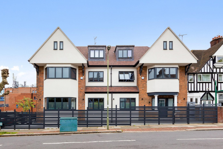 Others 5, Modern Spacious Sleeps 4 Studio Golders Green, London