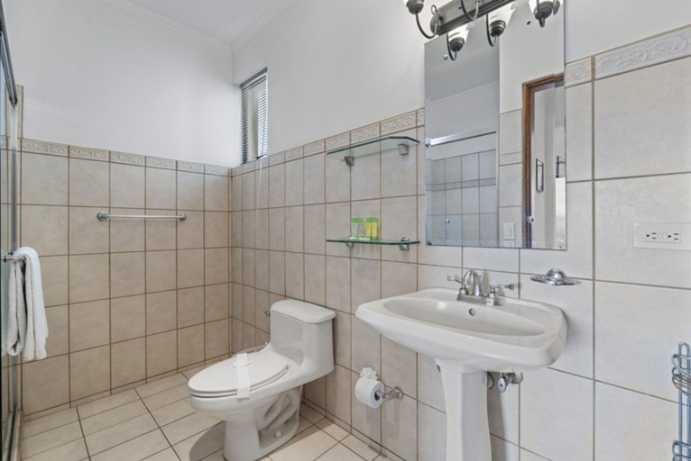 Bathroom 4, Stunning Condo with Panoramic Beach, Ocean, and Mountain Views in Playa Flamingo, Santa Cruz