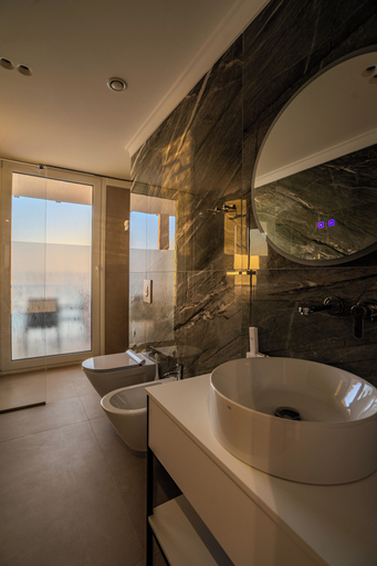 Bathroom 3, Hotel Majestic, Durrësit