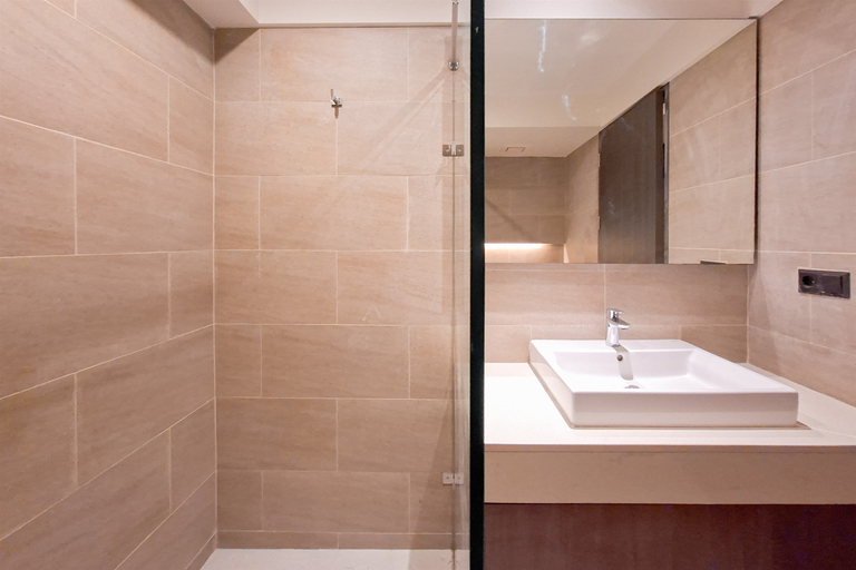 Bathroom 5, Modern Rustic Studio Apartment at Carstensz Residence By Travelio, Tangerang Selatan