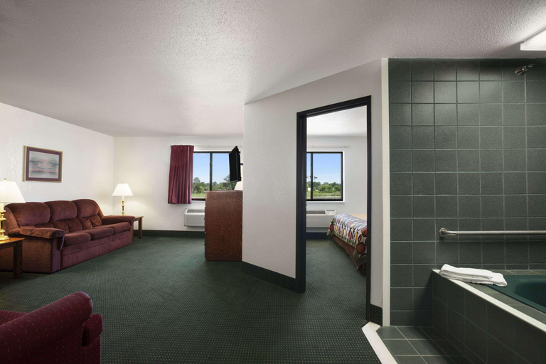 Bedroom 3, Super 8 by Wyndham Bowling Green, Pike