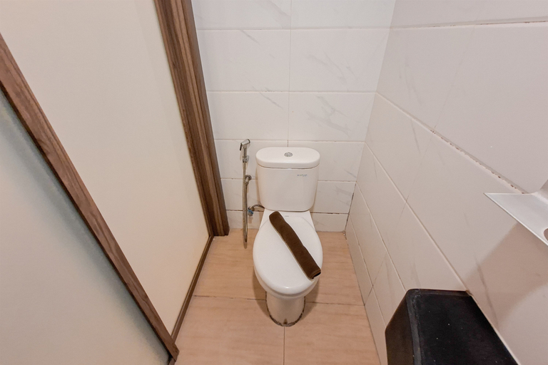 Bathroom 5, Good Deal Studio at Sky House BSD Apartment By Travelio, Tangerang Selatan