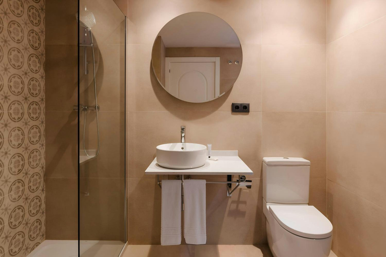 Bathroom 4, Los Arcos Hotel Gothic Quarter, Sonder, Barcelona