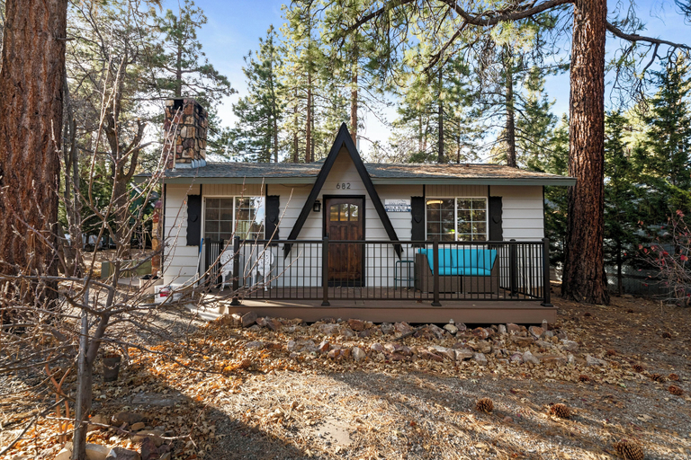 Exterior & Views 2, Maple Cottage, San Bernardino