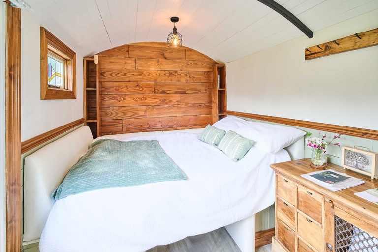 Bedroom 4, Host Stay Dipple Farm Shepherds Hut, Devon