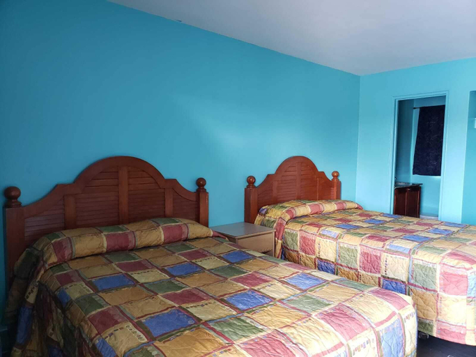 Bedroom 2, Slumberland Motel, Seminole